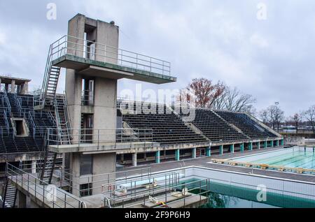 vue sur l'ancienne piscine en béton située à côté du stade olympique de berlin. Banque D'Images