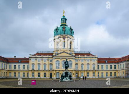 vue sur le merveilleux palais de charlottenburg à berlin. Banque D'Images