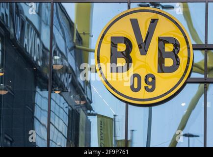 Dortmund, Allemagne. 20 avril 2021. Le logo du club est visible sur la façade du FanWelt du club de Bundesliga Borussia Dortmund, qui reflète le stade, signal Iduna Park. Selon un rapport de 'Spiegel', les douze clubs fondateurs de la nouvelle Super League veulent amener à bord les champions du disque allemand FC Bayern Munich et Borussia Dortmund. Credit: Bernd Thissen/dpa/Alay Live News Banque D'Images