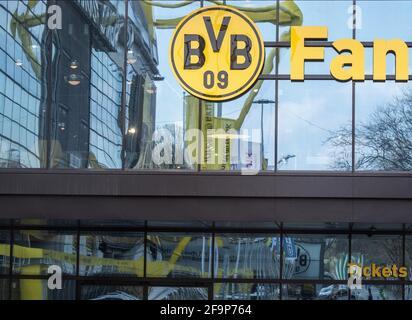 Dortmund, Allemagne. 20 avril 2021. Le logo du club est visible sur la façade du FanWelt du club de Bundesliga Borussia Dortmund, qui reflète le stade, signal Iduna Park. Selon un rapport de 'Spiegel', les douze clubs fondateurs de la nouvelle Super League veulent amener à bord les champions du disque allemand FC Bayern Munich et Borussia Dortmund. Credit: Bernd Thissen/dpa/Alay Live News Banque D'Images