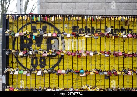 Dortmund, Allemagne. 20 avril 2021. Les soi-disant écluses d'amour sont attachées à une clôture près de signal Iduna Park, le stade de l'équipe de Bundesliga Borussia Dortmund. Selon un rapport de 'Spiegel', les douze clubs fondateurs de la nouvelle Super League veulent amener à bord les champions du disque allemand FC Bayern Munich et Borussia Dortmund. Credit: Bernd Thissen/dpa/Alay Live News Banque D'Images