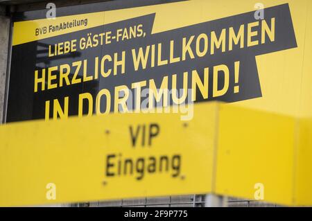 Dortmund, Allemagne. 20 avril 2021. « entrée VIP » et « Bienvenue à Dortmund ! » Sont écrits au signal Iduna Park, le stade de Bundesliga club Borussia Dortmund. Selon un rapport de 'Spiegel', les douze clubs fondateurs de la nouvelle Super League veulent amener à bord les champions du disque allemand FC Bayern Munich et Borussia Dortmund. Credit: Bernd Thissen/dpa/Alay Live News Banque D'Images