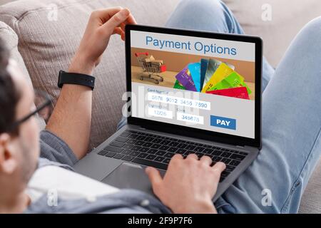 Rogné d'homme remplissant le formulaire de paiement sur Internet, en utilisant un ordinateur portable Banque D'Images