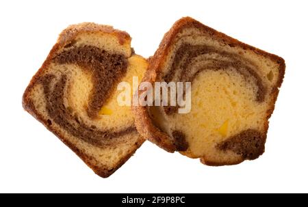 Vue de dessus de deux tranches d'un gâteau de marbre de cannelle fraîchement cuit isolé sur un fond blanc. Banque D'Images