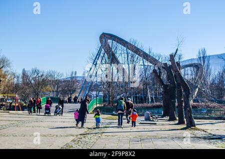 vue sur la cage géante pour les oiseaux carnivores dans le zoo de sofia en bulgarie. Banque D'Images