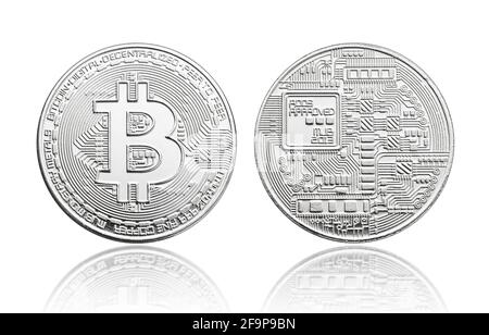 Argent Bitcoin isolé sur fond blanc. Crypto-monnaie Banque D'Images