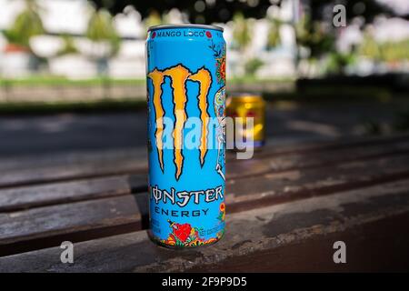 Monster Energy Drink versus Red Bull peut boire en arrière-plan Banque D'Images