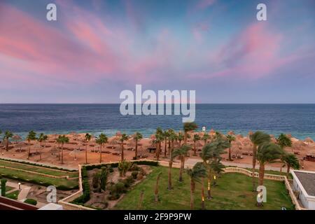 Vue aérienne sur la plage tropicale au coucher du soleil Banque D'Images