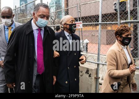 Minneapolis, États-Unis. 19 avril 2021. Le révérend Jesse Jackson et le révérend Al Sharpton marchent à bras fermés après une conférence de presse à l'extérieur du Hennepin County Government Center le 19 avril 2021, le jour de la clôture des débats et le début de la délibération du jury dans le procès Derek Chauvin à Minneapolis, Minnesota. Photo: Chris Tuite/imageSPACE/Sipa USA crédit: SIPA USA/Alay Live News Banque D'Images