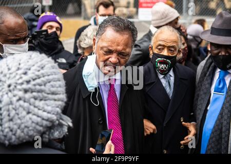 Minneapolis, États-Unis. 19 avril 2021. Le révérend Jesse Jackson et le révérend Al Sharpton marchent à bras fermés après une conférence de presse à l'extérieur du Hennepin County Government Center le 19 avril 2021, le jour de la clôture des débats et le début de la délibération du jury dans le procès Derek Chauvin à Minneapolis, Minnesota. Photo: Chris Tuite/imageSPACE/Sipa USA crédit: SIPA USA/Alay Live News Banque D'Images