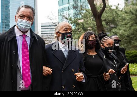 Minneapolis, États-Unis. 19 avril 2021. Le révérend Jesse Jackson, le révérend Al Sharpton et Tamika Mallory marchent à bras fermés après une conférence de presse devant le Hennepin County Government Center le 19 avril 2021, le jour de la clôture des débats et le début de la délibération du jury au procès Derek Chauvin à Minneapolis, Minnesota. Photo: Chris Tuite/imageSPACE/Sipa USA crédit: SIPA USA/Alay Live News Banque D'Images