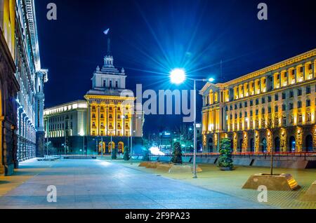 Vue nocturne de l'ensemble architectural de trois édifices du classicisme socialiste dans le centre de Sofia, la capitale de la Bulgarie Banque D'Images