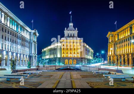 Vue nocturne de l'ensemble architectural de trois édifices du classicisme socialiste dans le centre de Sofia, la capitale de la Bulgarie Banque D'Images