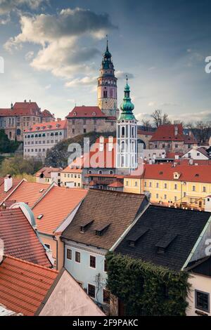 Cesky Krumlov. Image d'un paysage urbain aérien de Cesky Krumlov, République tchèque, au coucher du soleil de printemps. Banque D'Images