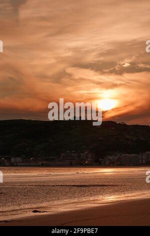 Plage de Laredo dans le nord de l'Espagne sur la côte de mer de Cantabrie au coucher du soleil Banque D'Images