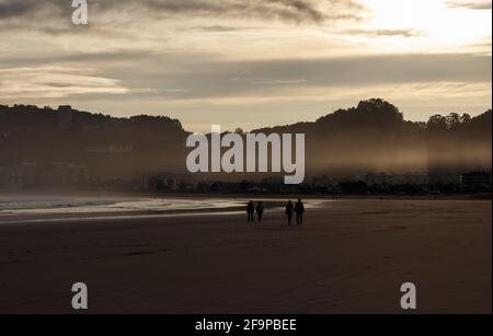 Plage de Laredo dans le nord de l'Espagne sur la côte de mer de Cantabrie au coucher du soleil Banque D'Images