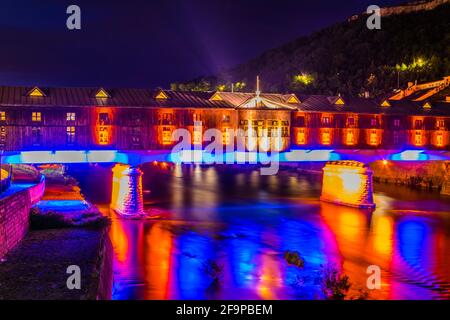 Pont couvert éclairé réfléchissant sur la rivière Osam en bulgare Ville Lovech Banque D'Images