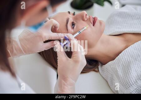 Belle jeune femme caucasienne obtenir le sourire levage et augmentation de lèvre sur le centre de beauté Banque D'Images