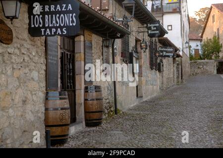 Santillana del mar, Cantabrie 03-22-2019 Espagne. Rue du restaurant Los Blasones dans la célèbre ville a déclaré un complexe historique-artistique en 188 Banque D'Images