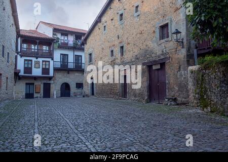 rue pavée dans la célèbre ville médiévale de Santillana del Mar, dans la région de Cantabrie en Espagne Banque D'Images