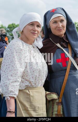 Région de Moscou, Nelidovo, Russie 07 juillet 2017. Reconstruction historique de la guerre civile, portrait d'une paysanne et d'une infirmière Banque D'Images