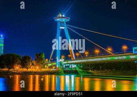 Vue de nuit sur le pont lumineux SNP au-dessus du Danube Bratislava Banque D'Images
