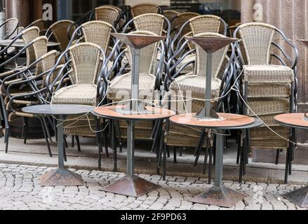 Leipzig, Allemagne. 15 avril 2021. Les chaises et autres meubles extérieurs sont empilés étroitement au bord du pub Mile 'Barfußgäßchen'. Le débordement par ailleurs avec les gens est déserté pendant la fermeture de la gastronomie liée à la couronne. Credit: Jan Woitas/dpa-Zentralbild/ZB/dpa/Alay Live News Banque D'Images