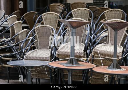 Leipzig, Allemagne. 15 avril 2021. Les chaises et autres meubles extérieurs sont empilés étroitement au bord du pub Mile 'Barfußgäßchen'. Le débordement par ailleurs avec les gens est déserté pendant la fermeture de la gastronomie liée à la couronne. Credit: Jan Woitas/dpa-Zentralbild/ZB/dpa/Alay Live News Banque D'Images