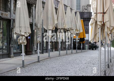 Leipzig, Allemagne. 15 avril 2021. Parasols pliés, pas de tables et de chaises: Le pub Mile 'Barfußgäßchen' est déserté pendant la fermeture de la gastronomie liée à la couronne. Credit: Jan Woitas/dpa-Zentralbild/ZB/dpa/Alay Live News Banque D'Images