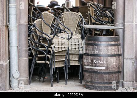 Leipzig, Allemagne. 15 avril 2021. Les chaises et autres meubles extérieurs sont empilés étroitement au bord du pub Mile 'Barfußgäßchen'. Le débordement par ailleurs avec les gens est déserté pendant la fermeture de la gastronomie liée à la couronne. Credit: Jan Woitas/dpa-Zentralbild/ZB/dpa/Alay Live News Banque D'Images