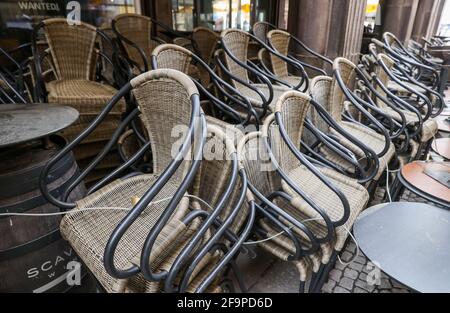 Leipzig, Allemagne. 15 avril 2021. Les chaises et autres meubles extérieurs sont empilés étroitement au bord du pub Mile 'Barfußgäßchen'. Le débordement par ailleurs avec les gens est déserté pendant la fermeture de la gastronomie liée à la couronne. Credit: Jan Woitas/dpa-Zentralbild/ZB/dpa/Alay Live News Banque D'Images