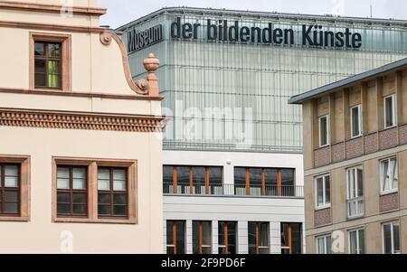 Leipzig, Allemagne. 15 avril 2021. Le Musée des Beaux-Arts (MDBK) se dresse derrière d'autres bâtiments. Credit: Jan Woitas/dpa-Zentralbild/ZB/dpa/Alay Live News Banque D'Images