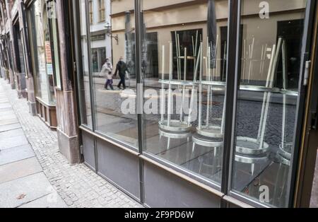 Leipzig, Allemagne. 15 avril 2021. Les tabourets de bar sont empilés dans un pub. Le pub Mile 'Barfußgäßchen' est déserté pendant la fermeture de la gastronomie liée à la couronne. Credit: Jan Woitas/dpa-Zentralbild/ZB/dpa/Alay Live News Banque D'Images