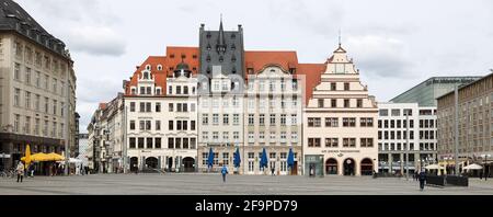 Leipzig, Allemagne. 15 avril 2021. De vieilles maisons de marchands sont au marché. Le centre-ville est déserté pendant la fermeture de la gastronomie liée à la couronne crédit: Jan Woitas/dpa-Zentralbild/ZB/dpa/Alamy Live News Banque D'Images