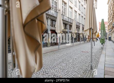 Leipzig, Allemagne. 15 avril 2021. Parasols pliés, pas de tables et de chaises: Le pub Mile 'Barfußgäßchen' est déserté pendant la fermeture de la gastronomie liée à la couronne. Credit: Jan Woitas/dpa-Zentralbild/ZB/dpa/Alay Live News Banque D'Images