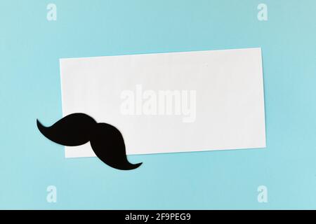 joyeux fête des pères, composition de la moustache noire et enveloppe sur fond bleu, carte de vœux avec feuille de papier blanche et place pour le texte Banque D'Images