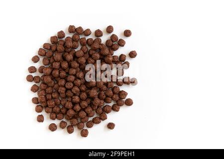 boules de céréales croquantes au chocolat isolées sur fond blanc, boules sèches au chocolat pour le petit déjeuner, vue du dessus Banque D'Images