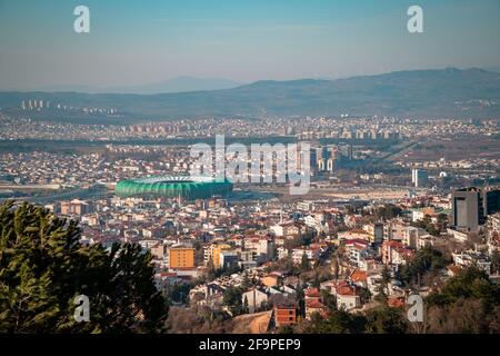 Bursa, Turquie - 6 mars 2021 - vue aérienne de la ville de Bursa avec le stade de Burssaspo et les montagnes en arrière-plan Banque D'Images