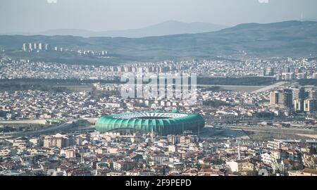 Bursa, Turquie - 6 mars 2021 - vue aérienne de la ville de Bursa avec le stade de Burssaspo et les montagnes en arrière-plan Banque D'Images