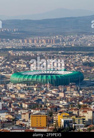 Bursa, Turquie - 6 mars 2021 - vue aérienne de la ville de Bursa avec le stade de Burssaspo et les montagnes en arrière-plan Banque D'Images