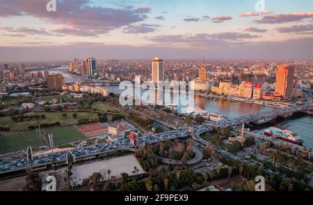 Vue panoramique aérienne sur la ligne d'horizon du Caire et du Nil depuis la Tour du Caire Banque D'Images