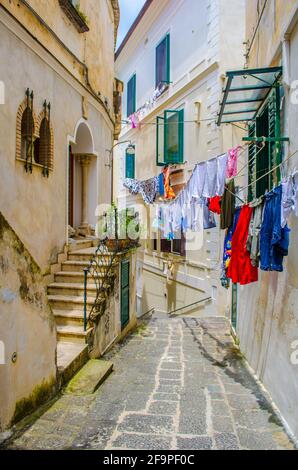 vue sur une rue étroite avec des vêtements suspendus dans la ville italienne d'amalfi. Banque D'Images