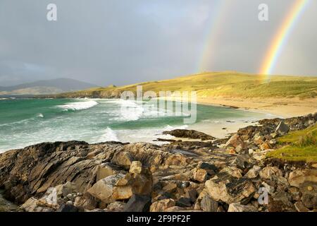 Plage de Traigh IAR sur Harris, Outer Hebrides, Écosse. Vue vers le nord. Île de Taransay à distance Banque D'Images