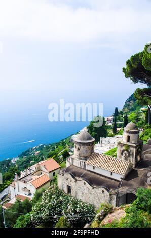 vue aérienne d'une église dans la ville italienne de sorrente. Banque D'Images