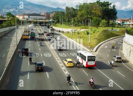 Medellín, Antioquia / Colombie - 23 février 2021. Le projet de mégaprojet d'autoroute de l'avenue régionale nord-est avec 220 mille véhicules qui transitent quotidiennement Banque D'Images