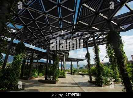 Medellín, Antioquia / Colombie - 23 février 2021. Parques del Río est un parc linéaire situé dans le centre-ville de la ville Banque D'Images