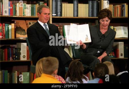 LE président AMÉRICAIN Bush et la première dame Laura parlent aux enfants lors d'une visite au British Museum dans le centre de Londres, le jeudi 19 juillet 2001. Le Président effectue une brève visite à la Grande-Bretagne en vue d'un sommet du G8 en Italie/Tom Pilston Banque D'Images