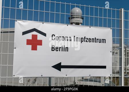 Corona Impfzentrum à Tempelhof, Tempelhofer Feld, Flughafen Tempelhof, Berlin Banque D'Images