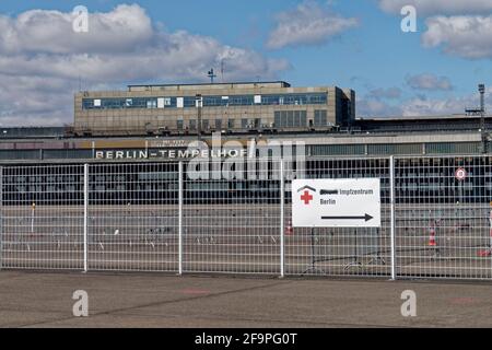 Corona Impfzentrum à Tempelhof, Tempelhofer Feld, Flughafen Tempelhof, Berlin Banque D'Images