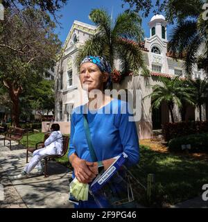 Martine Aerts, infirmière inscrite au Miami Jackson Memorial, a été affectée à l'équipe d'intervention rapide COVID-19 de l'hôpital à Miami, en Floride, le 14 avril 2021. (Photo de Carl Justa/Miami Herald/TNS/Sipa USA) Banque D'Images